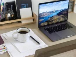 Weiße Keramiktasse auf weißem Tisch, aufgenommen von Bennett Frazier; minimalistisches Setting für Büro oder Homeoffice