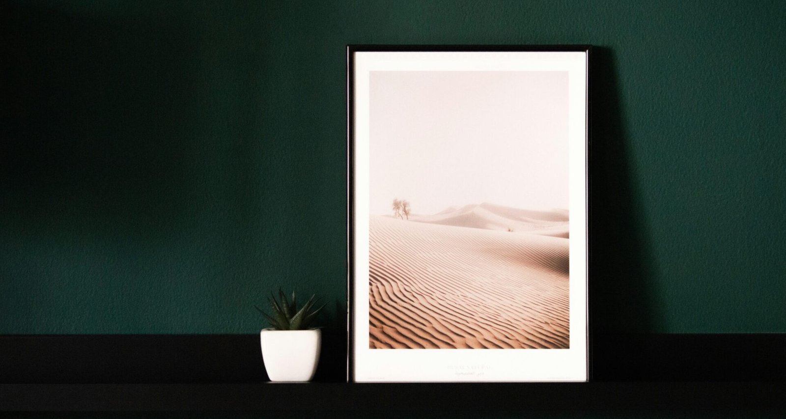 Weiß-grüne Malerei auf grüner Wand, modernes Gemälde mit abstrakten Farbakzenten in Innenraum