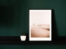 Weiß-grüne Malerei auf grüner Wand, modernes Gemälde mit abstrakten Farbakzenten in Innenraum