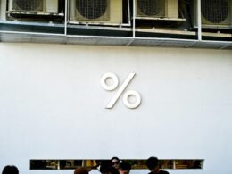 Weiße Wand mit prominentem Prozentzeichen-Logo, geeignet als visuelles Symbol für Daten, Analysen und Statistiken