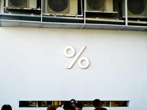 Weiße Wand mit prominentem Prozentzeichen-Logo, geeignet als visuelles Symbol für Daten, Analysen und Statistiken