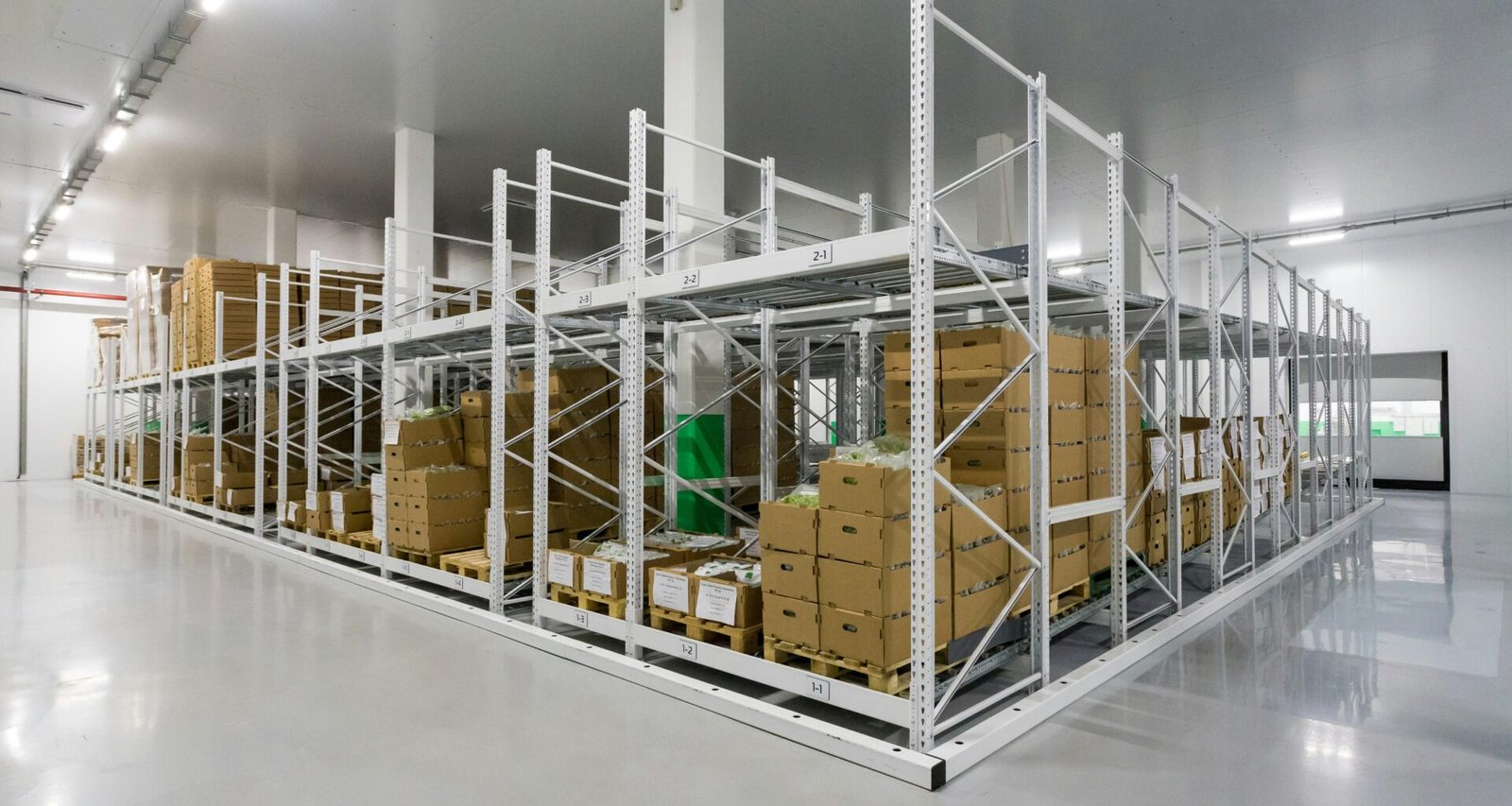 Weißes Metallgestell auf weißem Boden, minimalistisches Design im modernen Umfeld, klarer Fokus auf Struktur und Linien