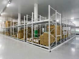 Weißes Metallgestell auf weißem Boden, minimalistisches Design im modernen Umfeld, klarer Fokus auf Struktur und Linien
