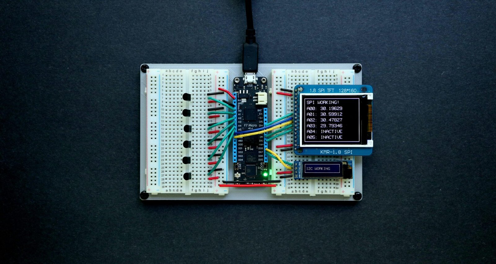 Weiß-schwarzes Audiomischpult mit mehreren Reglern und Schaltern, geeignet für professionelle Audioaufnahmen