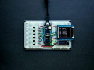 Weiß-schwarzes Audiomischpult mit mehreren Reglern und Schaltern, geeignet für professionelle Audioaufnahmen
