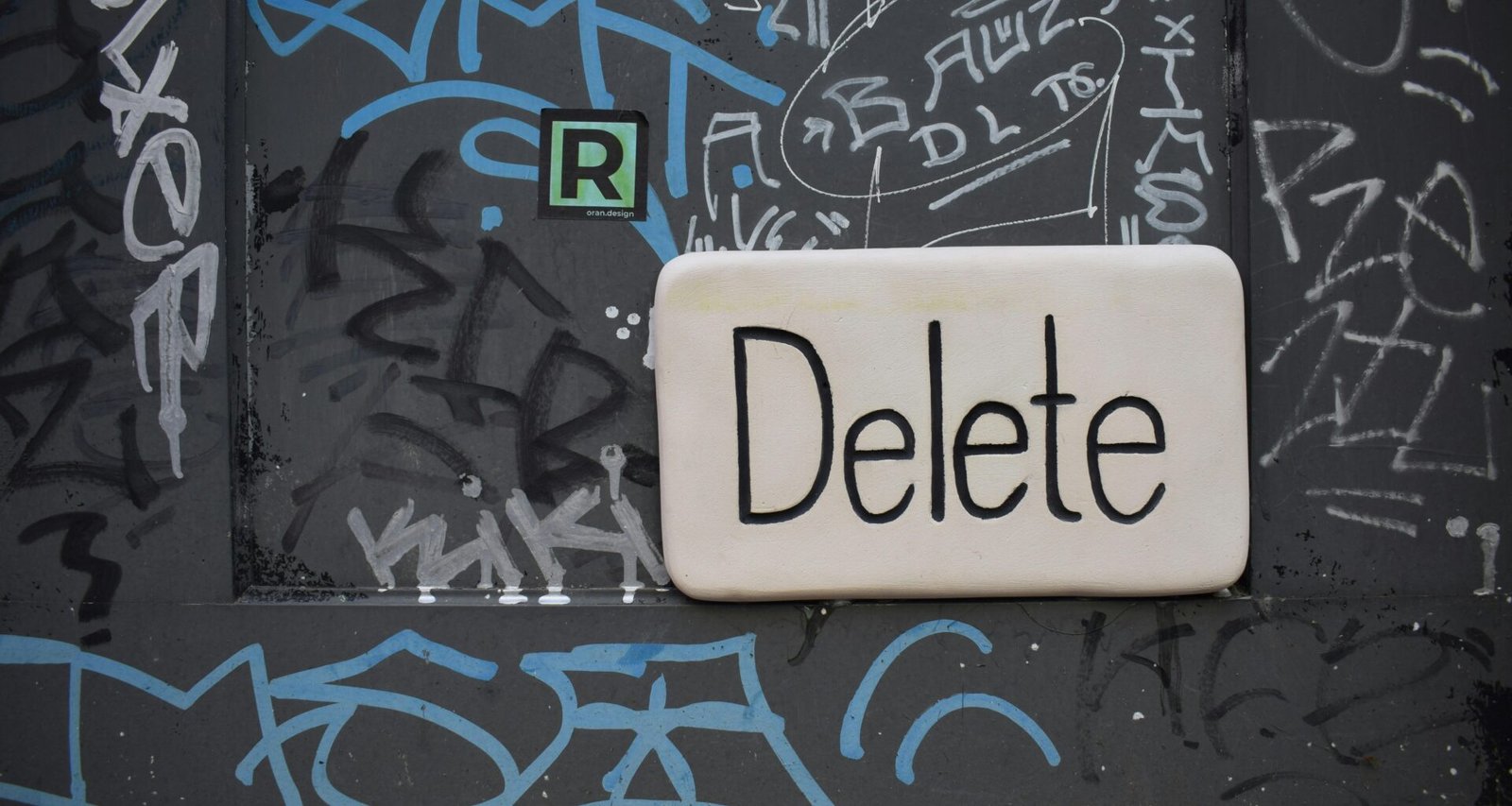 Ein schwarz-weißer Radiergummi liegt auf einem weißen Untergrund, perfekt geeignet für den Einsatz im Büro oder in der Schule.