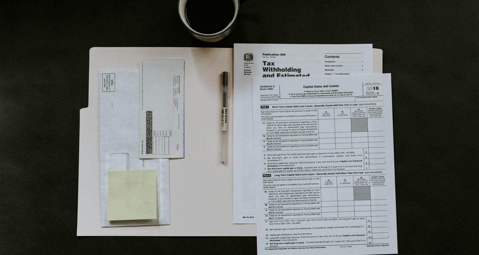 Gedrucktes weißes Papier mit Text und Notizen auf einem Tisch, genutzt für Büroarbeiten oder Dokumentationen