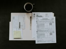 Nahaufnahme eines weißen bedruckten Papiers mit lesbarem Text auf einer ebenen Fläche, Fotografie von Kelly Sikkema
