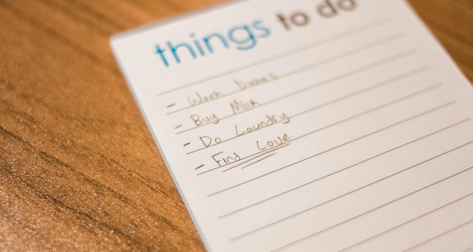 Stapel von weißem Druckerpapier auf einem Schreibtisch, geeignet für Büros und Homeoffice Anwendungen