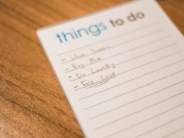 Stapel von weißem Druckerpapier auf einem Schreibtisch, geeignet für Büros und Homeoffice Anwendungen