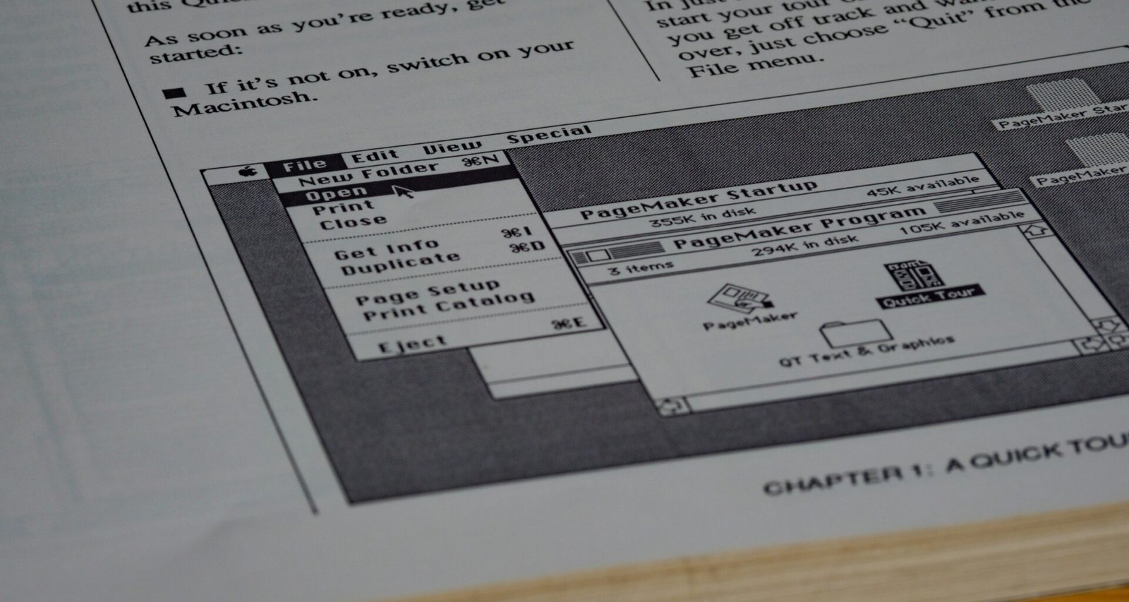 Weiße Druckerpapierblätter liegen ordentlich gestapelt auf einem braunen Holztisch, bereit für den Einsatz im Büroalltag