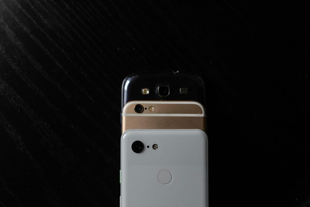 Weißes iPhone 4 liegt auf schwarzem Stoff, modernes Smartphone als klassisches Technikbeispiel