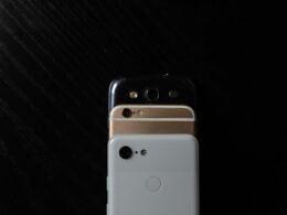 Weißes iPhone 4 liegt auf schwarzem Stoff, modernes Smartphone als klassisches Technikbeispiel