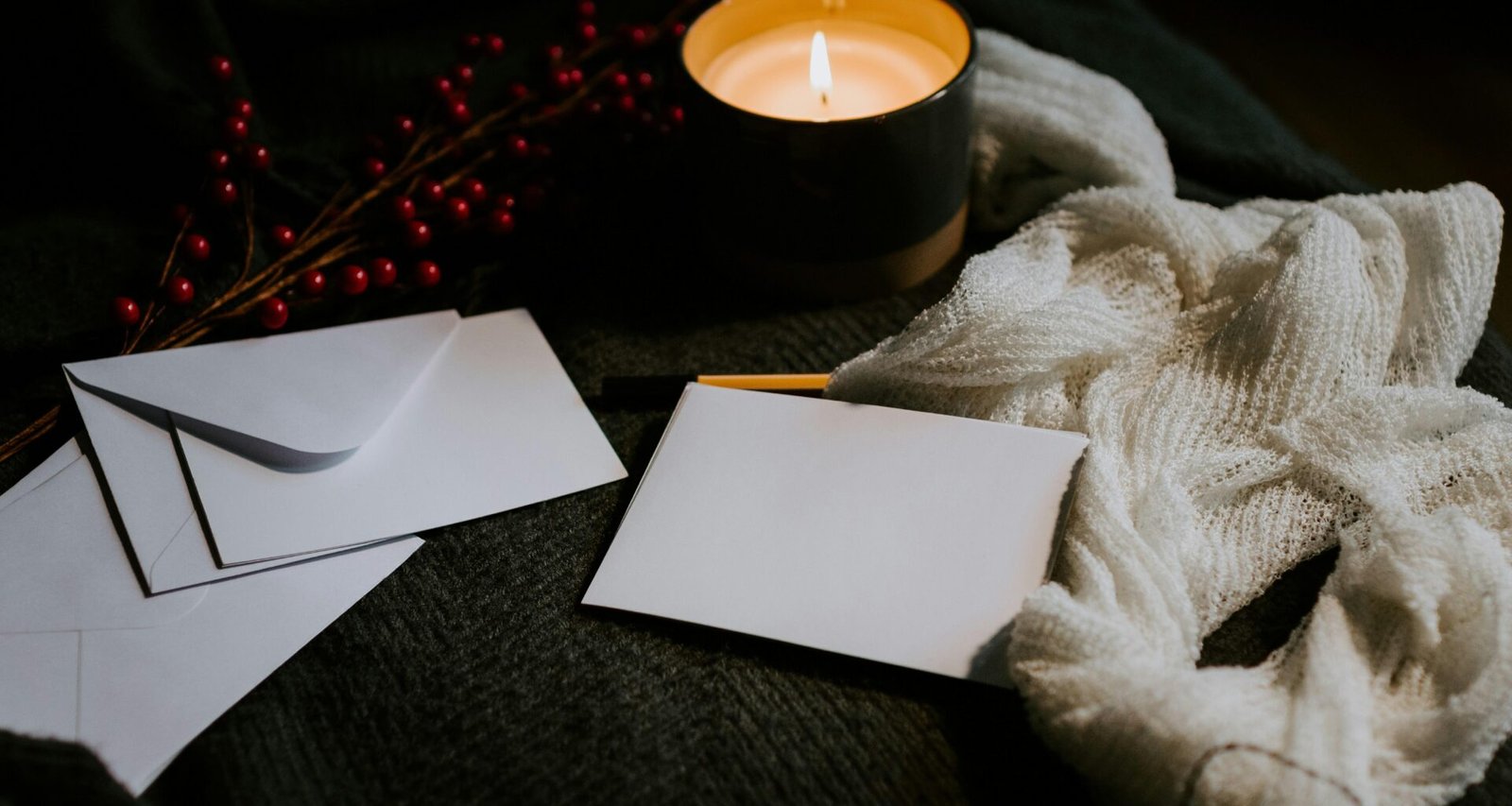 Weißes Papier auf weißem Textiluntergrund, fotografiert aus der Vogelperspektive auf hellem Hintergrund