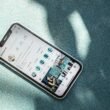 Weißes Samsung Android Smartphone platziert auf einem türkisfarbenen Stoff, modernes Mobilgerät für Technikartikel