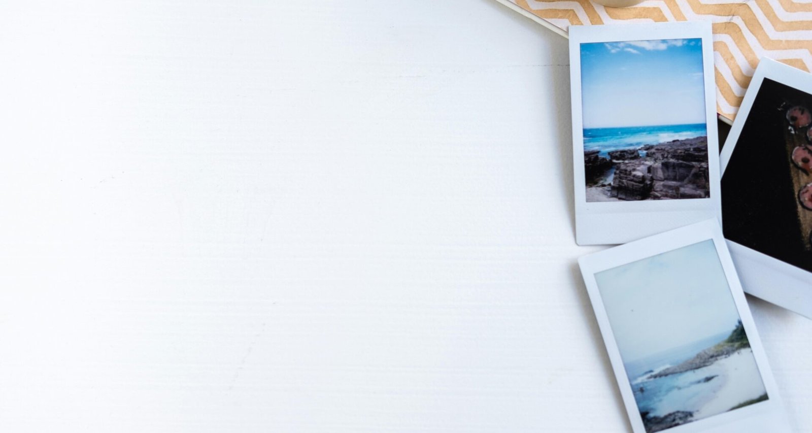 Weiß-blaues Buch auf einem weißen Tisch, aufgenommen in einer modernen, aufgeräumten Arbeitsumgebung