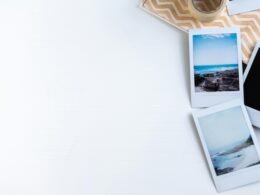 Weiß-blaues Buch auf einem weißen Tisch, aufgenommen in einer modernen, aufgeräumten Arbeitsumgebung