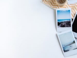 Weiß-blaues Buch auf einem weißen Tisch, aufgenommen in einer modernen, aufgeräumten Arbeitsumgebung