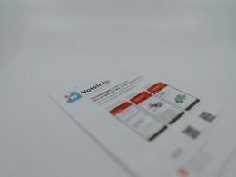 Detailansicht von weißem und orangem Druckerpapier, ordentlich gestapelt und bereit zur Verwendung für verschiedene Aufgaben