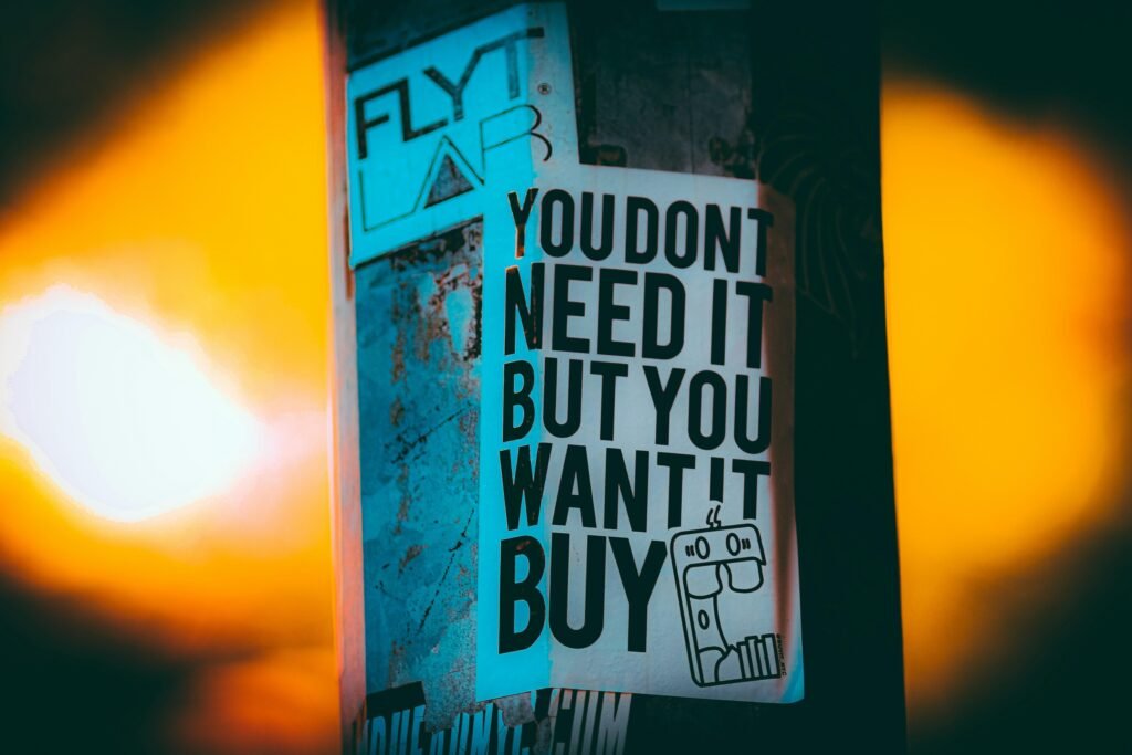 Eine schwarze Tafel mit weißer Schrift zeigt ein inspirierendes Zitat, platziert als Dekoration in einem modernen Büro.