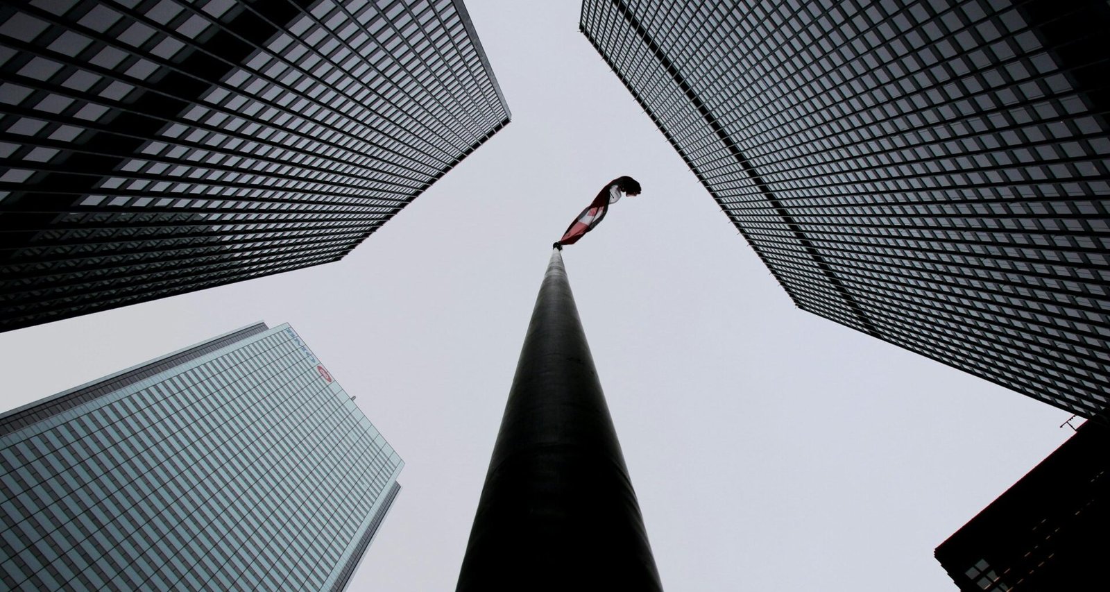 Froschperspektive auf mehrere hohe, moderne Gebäude vor blauem Himmel, modernes Stadtbild, Architekturaufnahme
