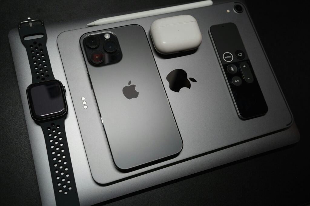 Zwei iPhones liegen nebeneinander auf einem Holztisch, ideal zur Illustration von Smartphone- oder Technikthemen.