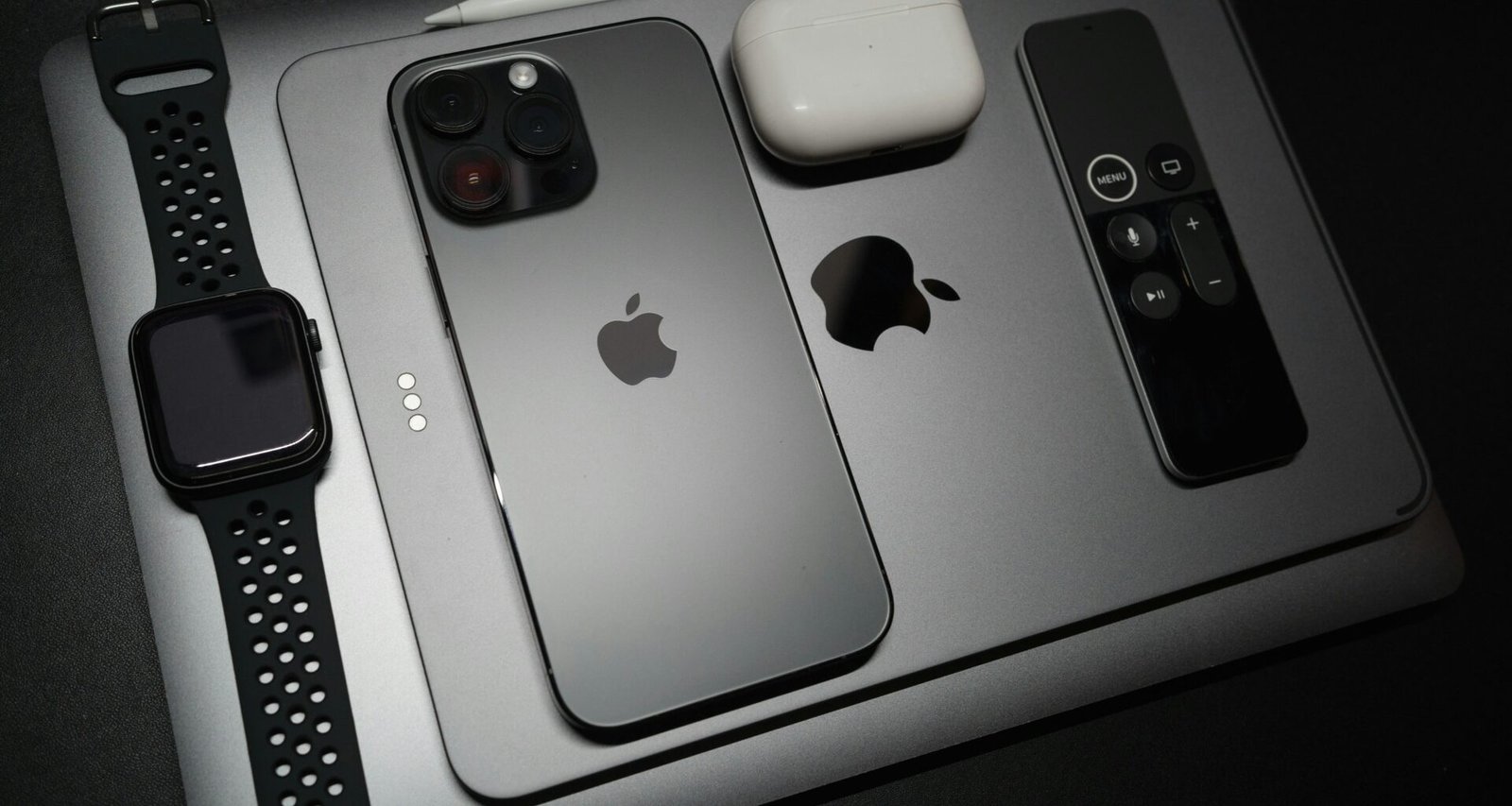 Zwei iPhones liegen nebeneinander auf einem Holztisch, ideal zur Illustration von Smartphone- oder Technikthemen.