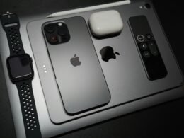 Zwei iPhones liegen nebeneinander auf einem Tisch, Ansicht von oben, Fokus auf das Design der Geräte