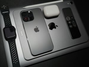 Zwei iPhones liegen nebeneinander auf einem Holztisch und stehen im Mittelpunkt moderner Smartphone-Technologie