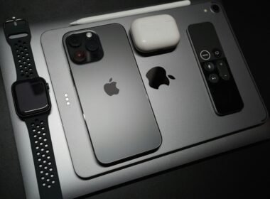 Zwei iPhones liegen nebeneinander auf einem Tisch, ideale Aufnahme zur Darstellung technologischer Vergleiche und Designunterschiede.