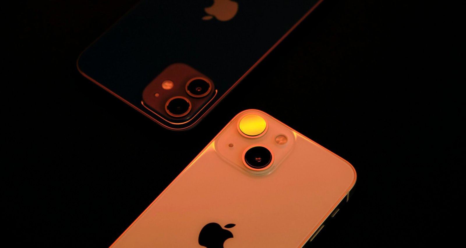 Zwei nebeneinander liegende iPhones auf einem Tisch als Beispiel für modernes Smartphone-Design