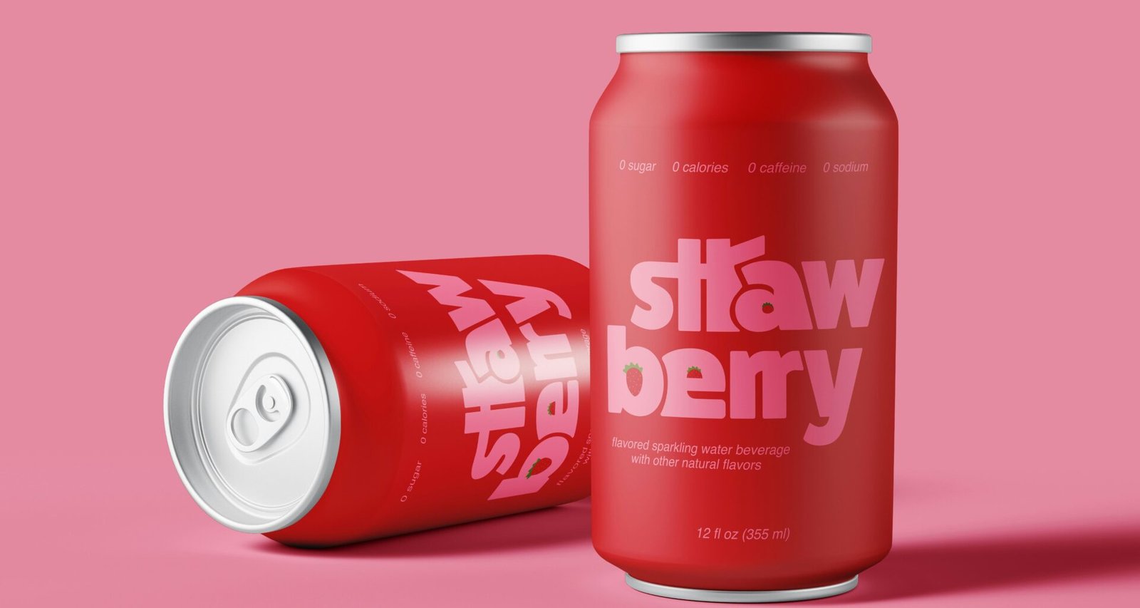 Zwei rote Dosen mit Erdbeer-Limonade stehen nebeneinander auf einem pinken Hintergrund, Nahaufnahme