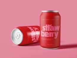 Zwei rote Dosen mit Erdbeer-Limonade stehen nebeneinander auf einem pinken Hintergrund, Nahaufnahme